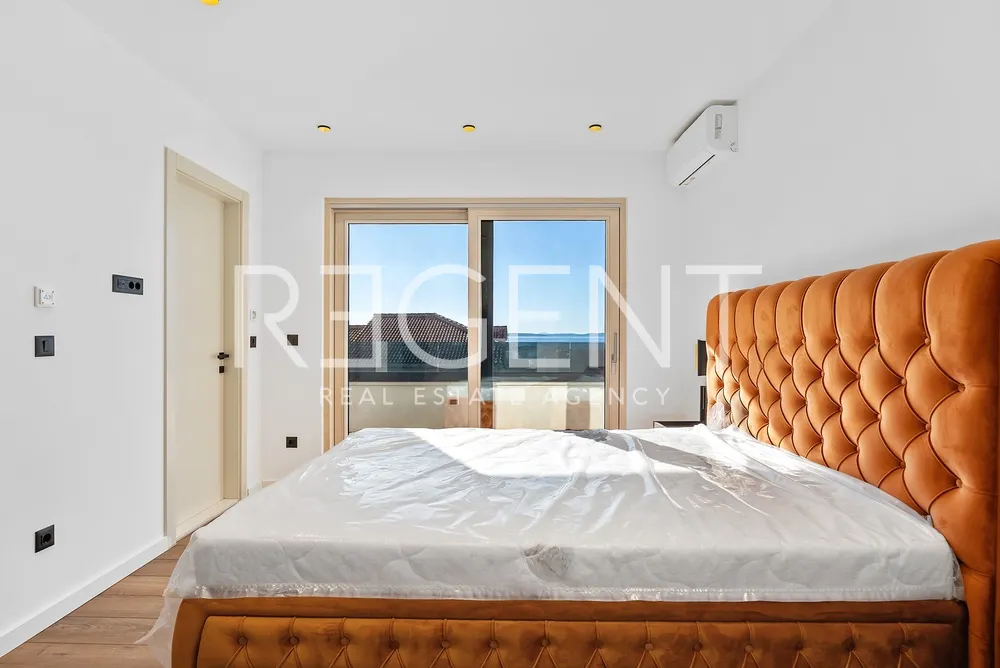 Split, Strožanac - Moderní vila s výhledem na moře, bazénem a pomocnou budovou 50 m2