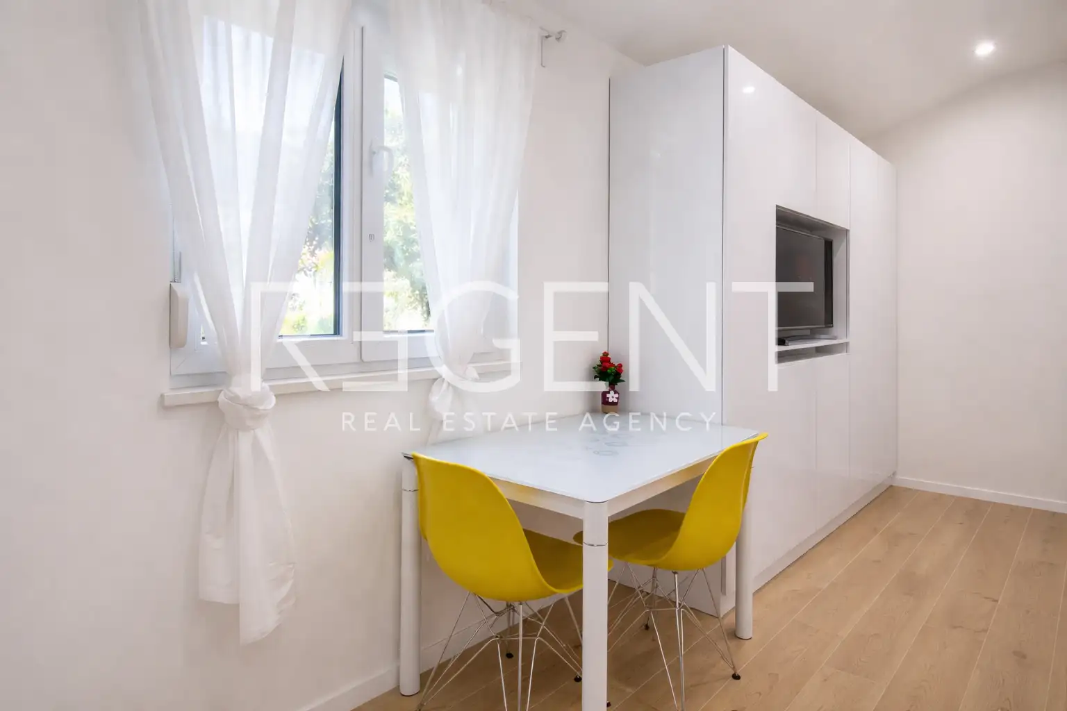 Split, Trstenik - Moderní studio k pronájmu