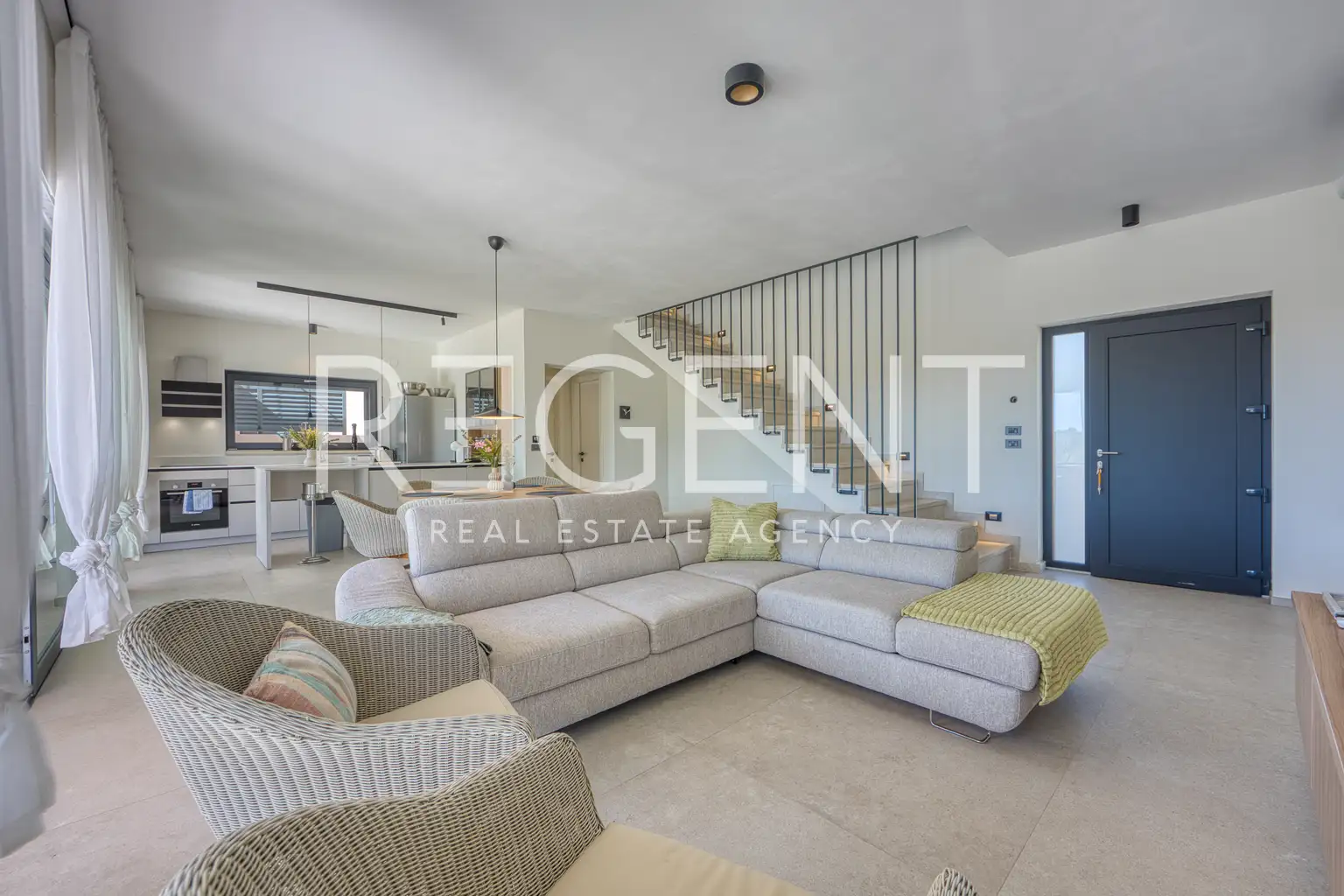 Kuća 230 m² — grijani bazen, krovna terasa, Poreč