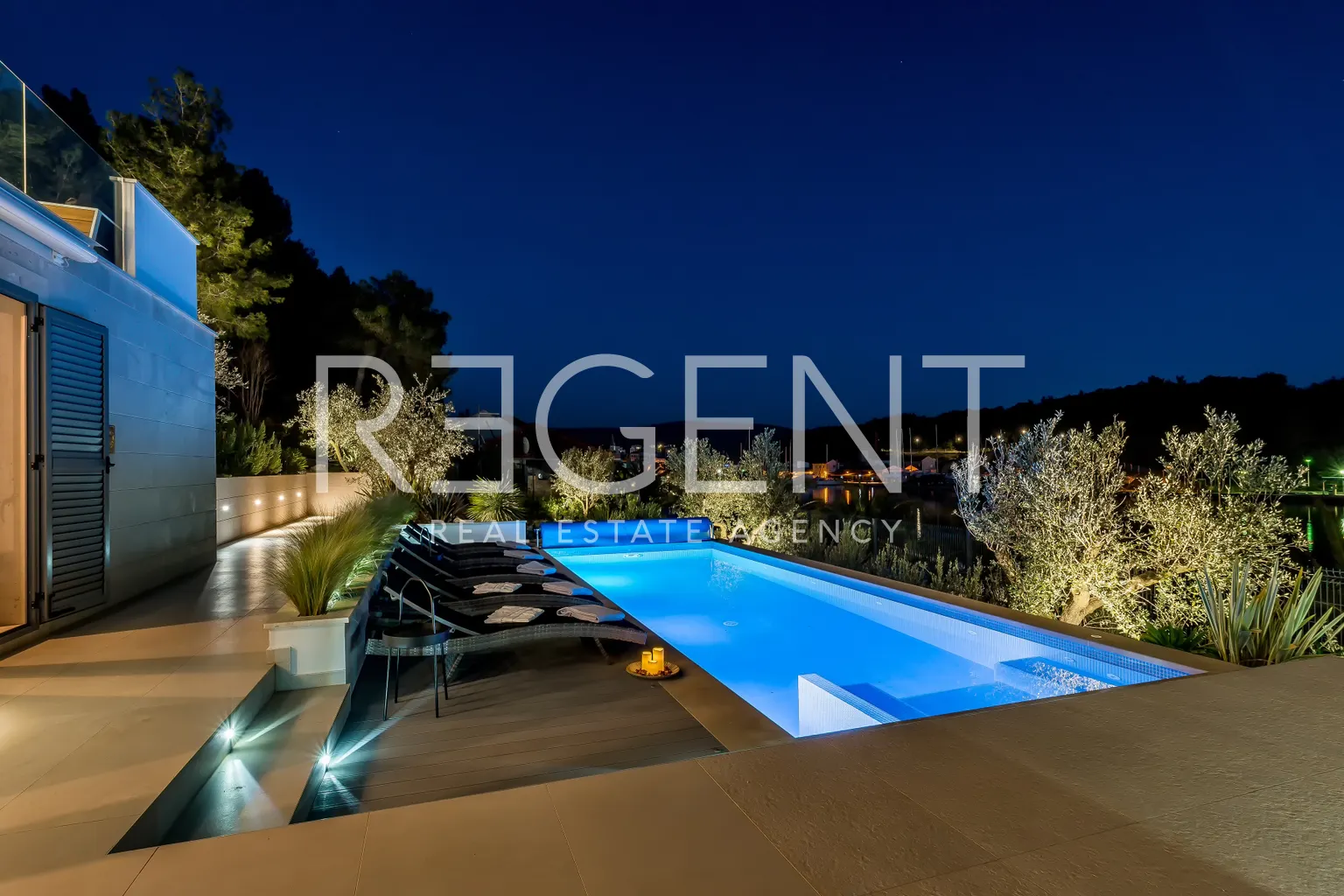 Brač, Milna - Moderna vila prvi red uz more, 264 m2