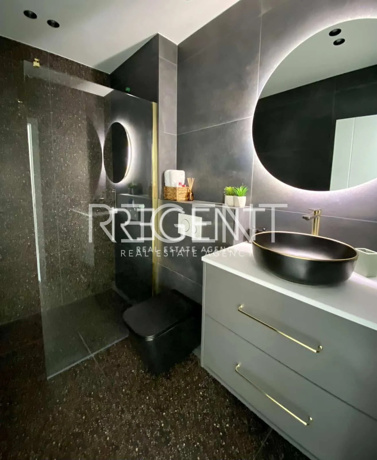 Makarska - Luxurious villa with three residential units