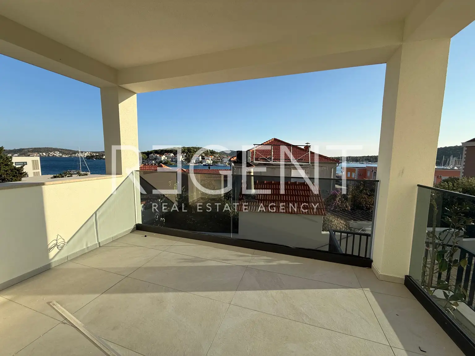 Rogoznica - Wohnung im Erdgeschoss mit Terrasse und Meerblick