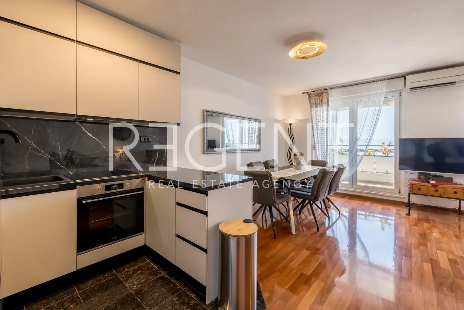 Spalato, Žnjan - Appartamento trilocale con loggia e vista mare