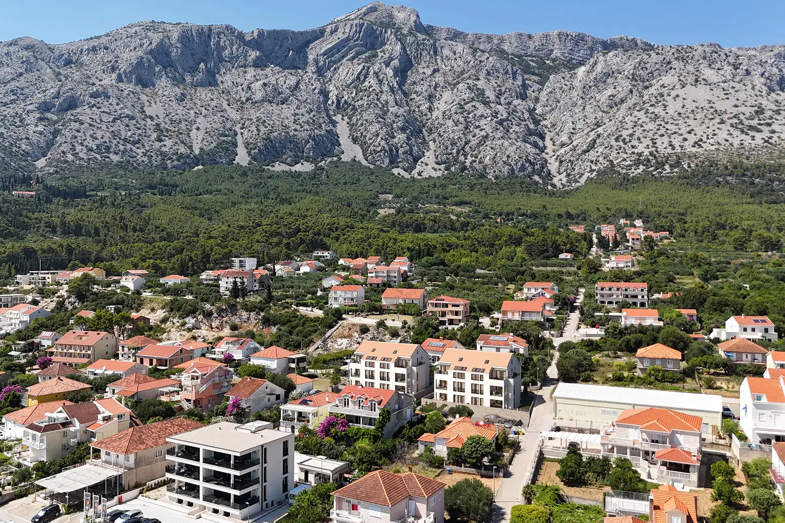 Pelješac, Orebić - Construction neuve moderne au centre avec vue sur la mer