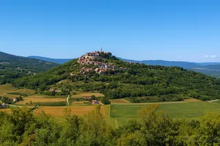 Istra, Motovun - tradicionalna istarska kuća s pogledom na Motovun