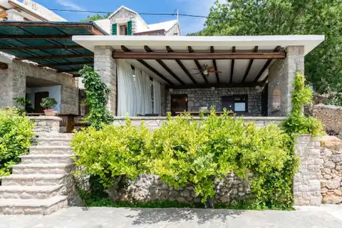 Brač, Bol - Kamena kuća sa četiri apartmana