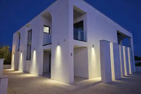 Vila 335 m², Umag — bazen 10×5, pogled more, namještena