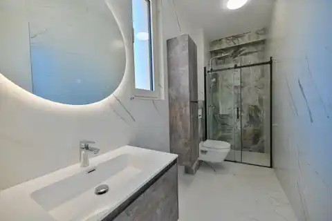 Seget Vranjica – moderna duplex vila s dva bazena i pogledom na more