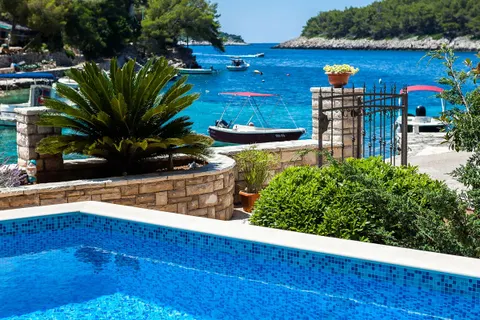 Ostrov Korčula – Okouzlující vila v zátoce s bazénem 460 m2