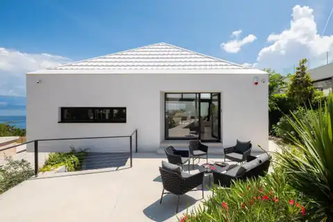 Brač - Moderna vila s bazenom, jacuzzijem i saunom