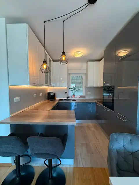 Split, Kila — Dvosobno stanovanje 66 m², balkon, garaža, novejša stavba
