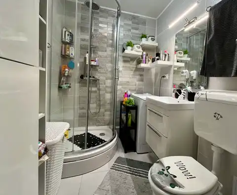 Zagreb, Sloboština - renoviran trosoban stan s lođom