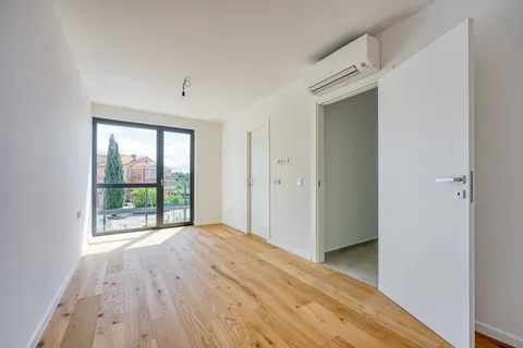 Istra, Novigrad - Trosoban apartman u luksuznom stambenom kompleksu 93 m2