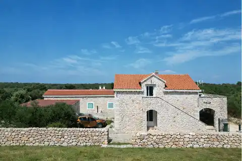 Zadar, Premuda - Kamienny dom z basenem