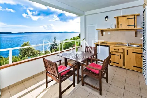 Hvar - Vila prvý rad pri mori