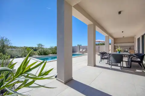Kuća 230 m² — grijani bazen, krovna terasa, Poreč