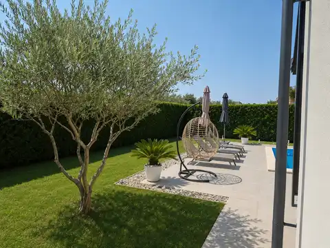 Parenzo, dintorni – casa di 135 mq, arredata con piscina e giardino.