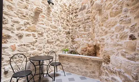 Šibenik, centrum – zrekonstruovaný kamenný dům se třemi apartmány