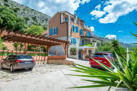 Split - Autentična vila među maslinicima s pogledom na more i bazenom