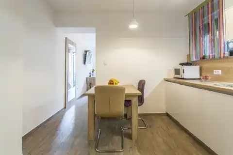 Split, Bačvice - Stan s 3 apartmanske jedinice i prostranim vrtom