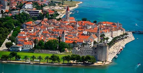 Trogir, centar - Dvosoban stan sa prekrasnim pogledom i loggiom