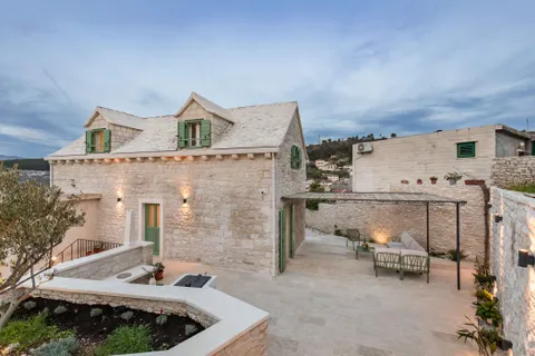 Brač, Pučišća - Nádherná kamenná vila 120 m2