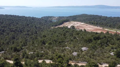 Brač, Sutivan - Poľnohospodárska pôda (24 504 m2) s možnosťou výstavby