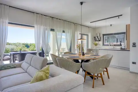 Kuća 230 m² — grijani bazen, krovna terasa, Poreč
