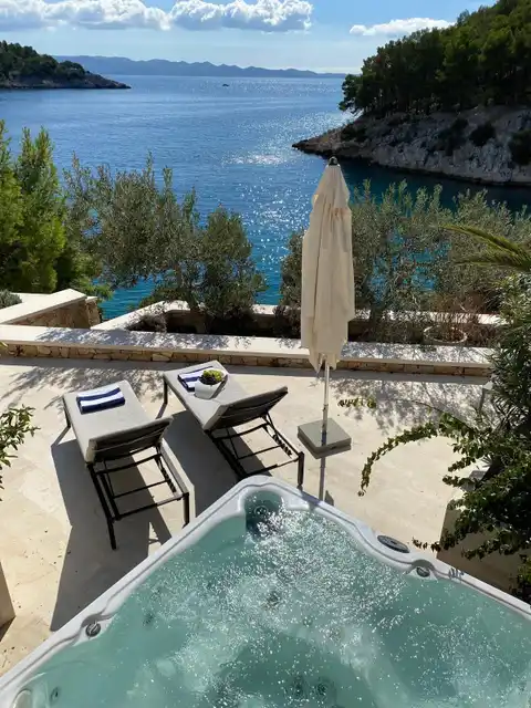 Milna, Brač - Villa familiare esclusiva in prima fila sul mare
