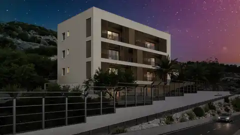 Split, Klis - Trosoban stan sa dva balkona