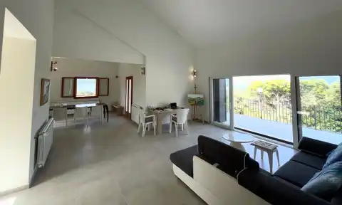 Hvar, Vrbanj – Prostrana kamena kuća s apartmanom
