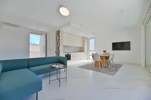 Seget Vranjica – moderna duplex vila s dva bazena i pogledom na more