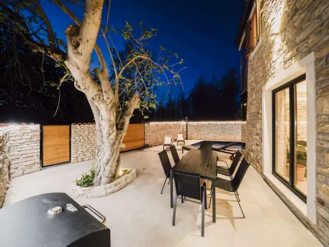 Zadar, Privlaka – Nově postavená kamenná-moderní vila