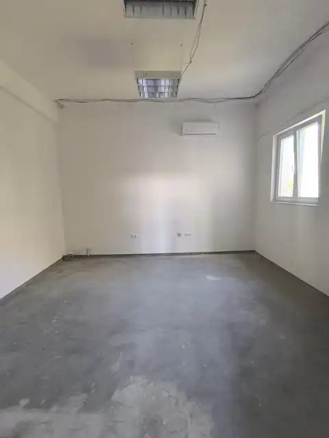 Poslovni prostor 65 m², Kaštel Novi — ured, skladište, parking