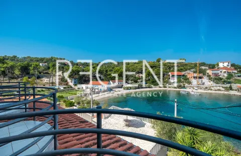 Šolta, Rogač - Villa mediterranea in prima fila sul mare 264 m2 vendita esclusiva