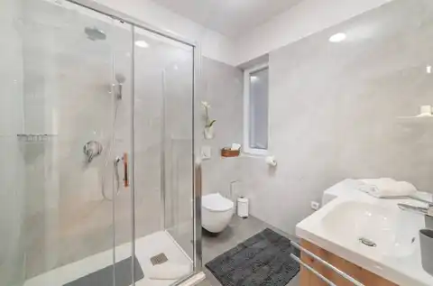 Split, Lučac - Appartement de deux pièces avec loggia et vue sur la ville.
