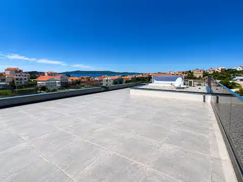 Dvoetažni stan 140 m², Brodarica, Šibenik- 3SS, krovna terasa, garaža