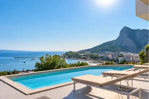 Vila 210 m², 4 spavaće sobe, bazen i pogled na more – Omiš
