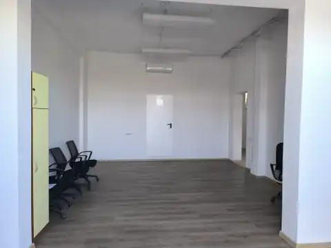 Poslovni prostor 65 m², Kaštel Novi — ured, skladište, parking