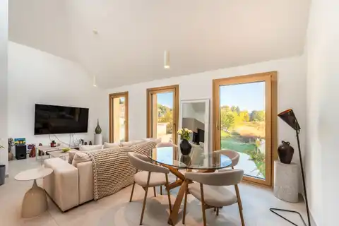Ravna Gora, kuća 146 m² — 2 stana, privatni lift, bazen