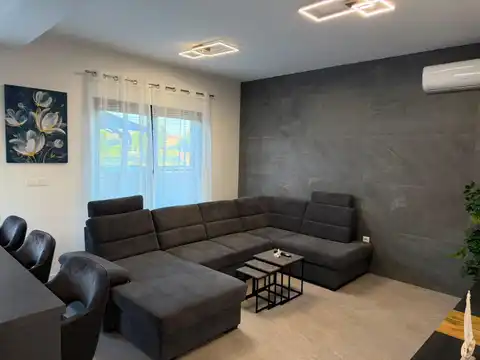 Privlaka, Sabunike — dvosoban stan 139 m2, bazen, vrt, parking mjesto