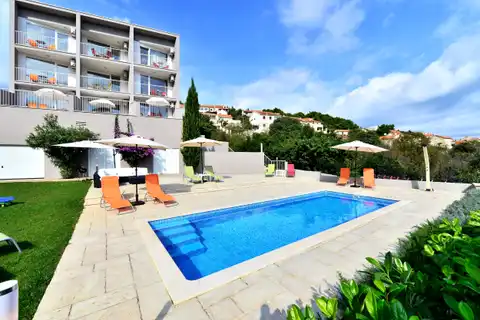 Brač, Sutivan - Investicijska prilika, stambena zgrada