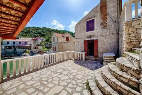 Комижа - Каменный дом у моря