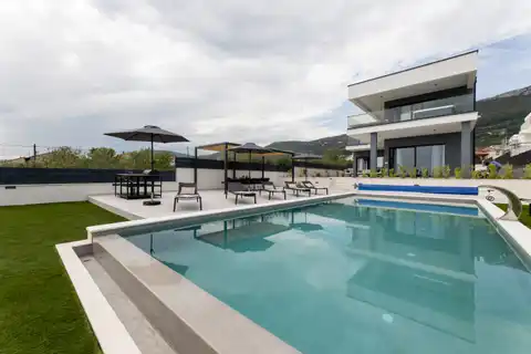 Split, Kaštela - Vila modernog dizajna sa bazenom i pogledom na more