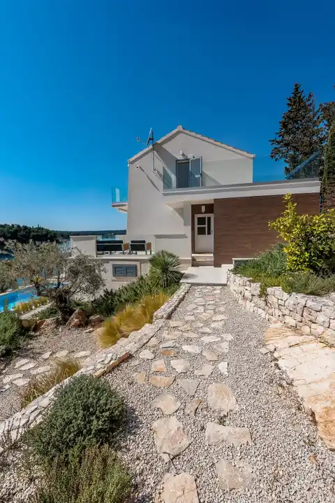 Brač, Milna - Villa moderna in prima fila sul mare, 264 m2