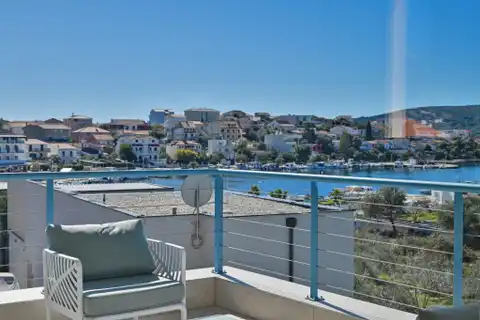 Seget Vranjica – moderna duplex vila s dva bazena i pogledom na more