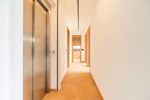 Загреб, Грачани – четырехкомнатная квартира с садом и просторными террасами.