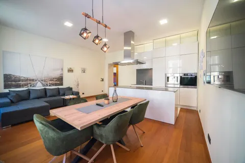 Zagreb, Centar - Luksuzan trosoban stan 76 m2 najam