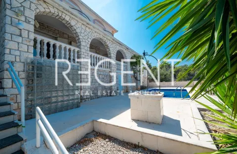 Šolta, Rogač - Villa mediterranea in prima fila sul mare 264 m2 vendita esclusiva