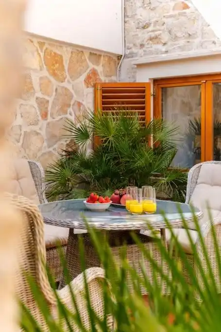 Brač, Sutivan - Kamena kuća